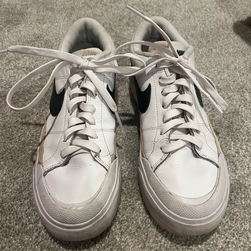 Women’s Nike court legacy lift size 8